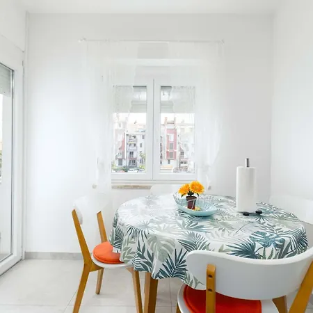 Saten Near The Lägenhet