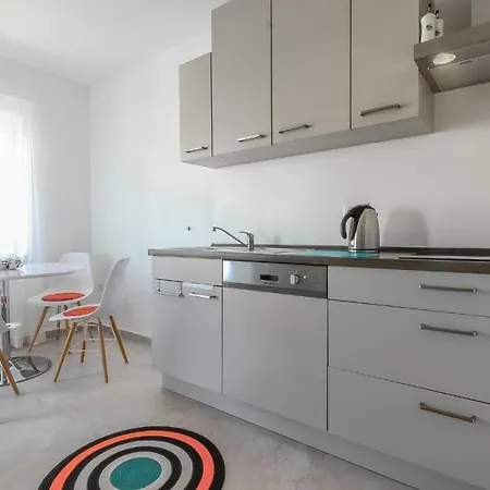 Saten Near The * Πόρετς