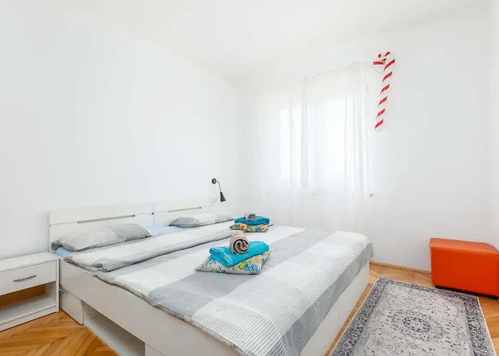 Saten Near The Lägenhet