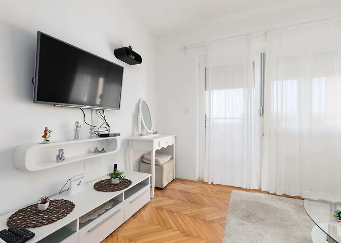 Saten Near The * 포레치