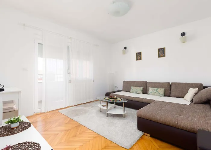 Saten Near The * 포레치