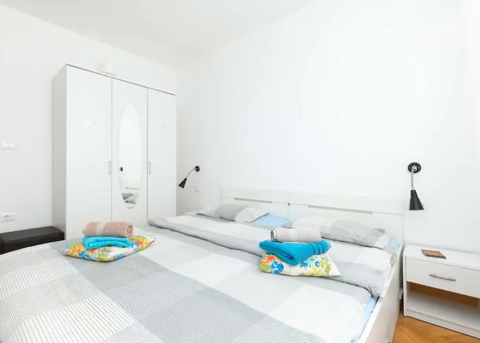 Saten Near The Lägenhet